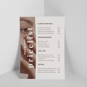 Könnte beinhalten: Eine rechteckige weiße Menükarte mit der Überschrift NAILS BY CASSY PRICELIST, die auf der linken Seite ein teilweises Nahfoto eines Gesichts und einer Hand zeigt. Der Text listet Dienstleistungen unter Kategorien wie CLASSIC SERVICES, ENHANCEMENTS, NAIL ART und EXTRAS auf.