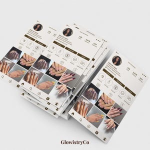 Könnte beinhalten: Ein Stapel Social-Media-Profil-Mockups mit Nageldesign. Jedes Mockup zeigt ein Profilbild, die Anzahl der Follower und verschiedene Nagelkunstbilder in einem Raster. Der Text "NAILS BY CASEY" ist sichtbar, zusammen mit dem Logo "GlowistryCo".