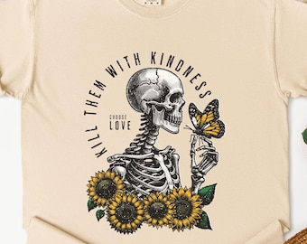 Töte sie mit Freundlichkeit Shirt, Skelett Schmetterling Sonnenblume Shirt, Witchy Shirt, Positive Vibes Halloween Tshirt, Dunkler Humor, Gruseliges T-Shirt