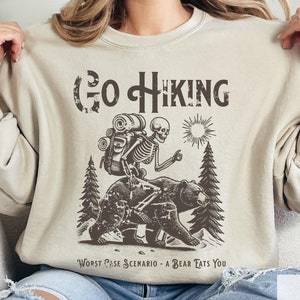 Vai a fare un'escursione nel peggiore dei casi, un orso ti uccide, divertente maglione da campeggio, felpa con orso scheletro, maglione da esterno, maglietta di Halloween, regalo per campeggiatori