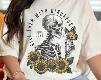 Töte sie mit Freundlichkeit Shirt, Skelett Schmetterling Sonnenblume Shirt, Witchy Shirt, Positive Vibes Halloween Tshirt, Dunkler Humor, Gruseliges T-Shirt
