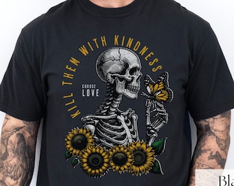 Töte sie mit Freundlichkeit Shirt, Skelett Schmetterling Shirt, Witchy Shirt, Positive Vibes Halloween Tshirt, Dunkler Humor, Gruseliges T-Shirt