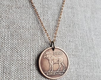 Collier pièce de monnaie orignal de Norvège de 1966, 5 Ore Norge, Olav V, collier vintage avec breloques pièce de monnaie, cadeau norvégien, fait main aux États-Unis par E. Ria Designs