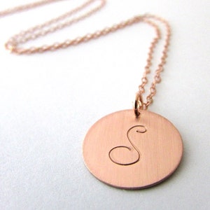 Dije de letra cursiva en oro rosa, collar con inicial chapado en oro de 14 quilates, joyería artesanal estampada a mano de E. Ria Designs