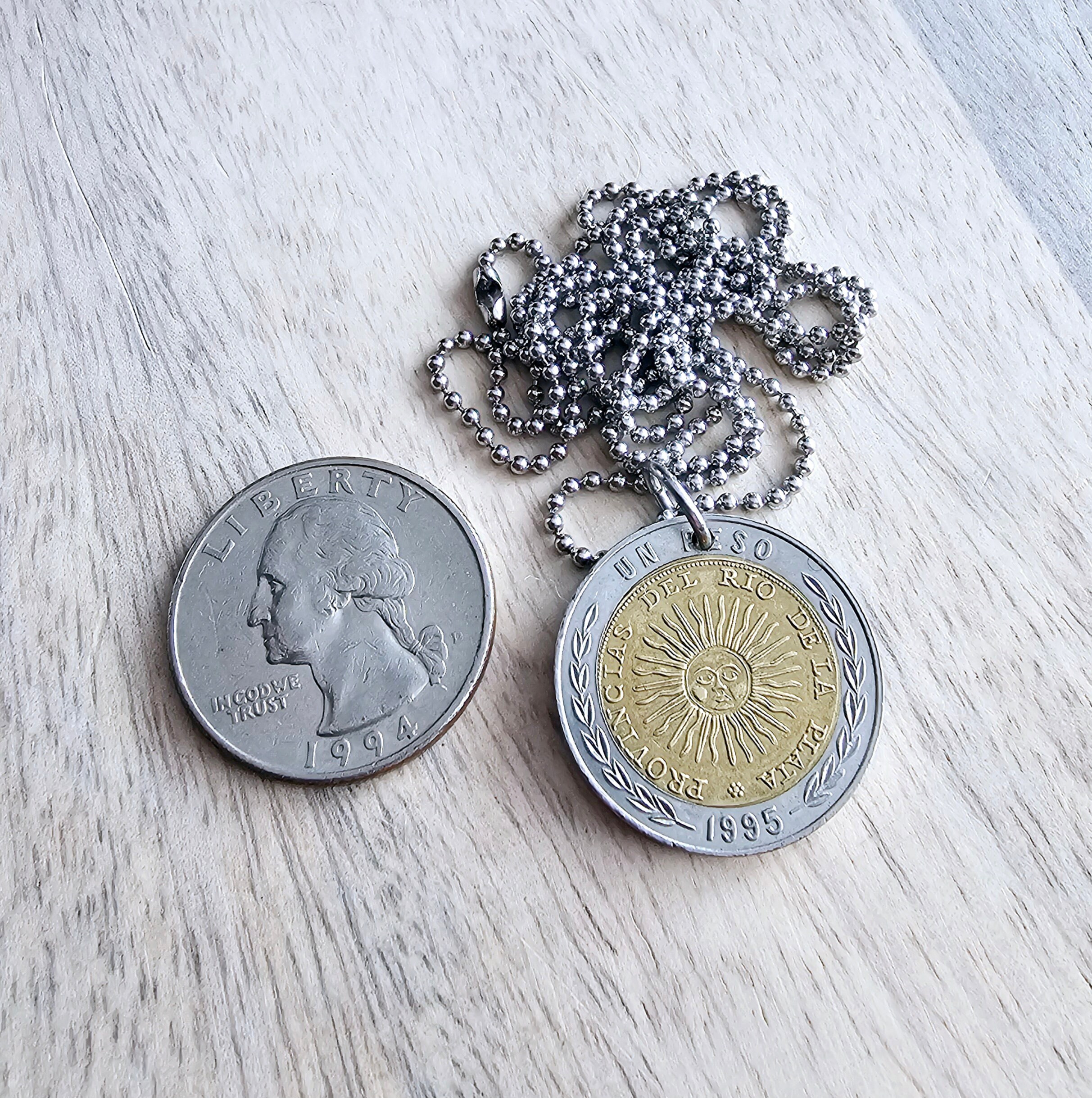 1995年アルゼンチン金貨&銀貨サンコインネックレス、1ペソ、サンシャイン、ステンレススチールボールチェーン、ギフトボックス入り、米国製、E. RIA Designs製