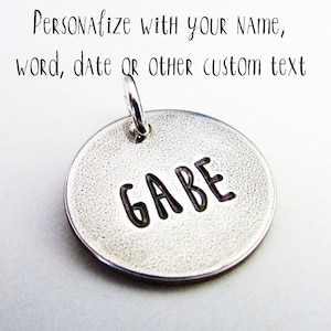 Rustieke vintage stijl gepersonaliseerde naambedel, met de hand gestempeld met woord of letter, handgemaakt in de VS door E. Ria Designs, .925 sterlingzilver