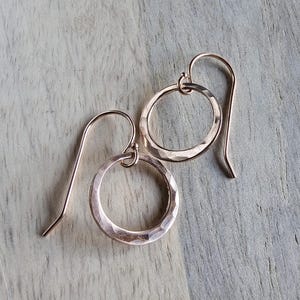 Créoles en or rose, boucles d'oreilles artisanales faites à la main 14 carats sur des fils d'oreille français GF 14 carats, 5/8 pouces, fabriqués aux États-Unis, dessins E. Ria