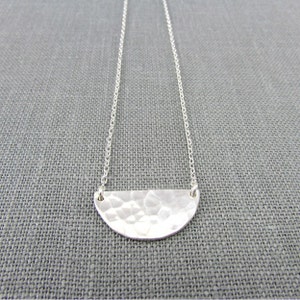 Silber Halbmond Halskette | Gehämmert Halbkreis Halskette | Sterling Silber Girlanden Anhänger | Geometrische Handgefertigte 925 Schmuck Eriadesigns