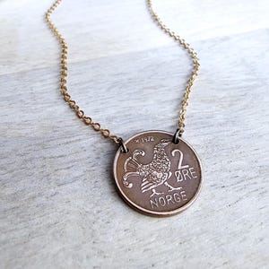 Kycklingmynthalsband, Kronmynt, Norge 2-öres hedhöna, Mintdatum varierar, Röd mässingskabelkedja, Handgjorda hantverkssmycken E. Ria Designs