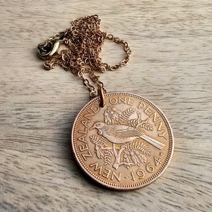 1964 Neuseeland One Penny Bird Münze Halskette, One Penny, große alte Münze, Geburtstag oder Jubiläumsgeschenk, hergestellt in den USA, Eriadesigns, Gift Boxed