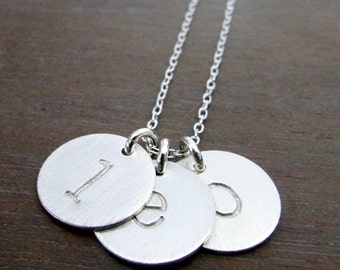 Collar con dije de tres letras, joyería personalizada con iniciales, colgantes de plata de ley, caja de regalo estampada a mano. Hecho en EE. UU. por E. Ria Designs.