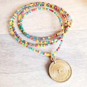 Collana con moneta sole d'oro Argentina del 1976, catena di perline di vetro multicolore, chiusura riempita d'oro 14K, confezione regalo, realizzata negli Stati Uniti da E. Ria Designs