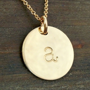 Collar con inicial de oro / Collar con letra de máquina de escribir minúscula CHELSEA bañada en oro de 14 quilates / Collar con inicial de oro de E. Ria Designs