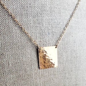 Collier pendentif carré en or martelé, or 14 carats, chaîne torsadée, fabriqué aux États-Unis, coffret cadeau par E. Ria Designs