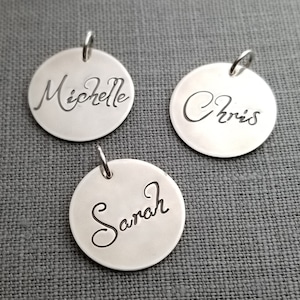 Personalisierter rustikaler kursiver Sterlingsilber-Anhänger, handgestempelt in moderner Kalligraphie, oxidierter 925er Silber nach Maß von E. Ria Designs