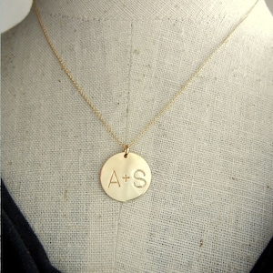 Collar con inicial para pareja / Regalo de compromiso / Joyería para novias / Collar personalizado para pareja / Collar con inicial de oro