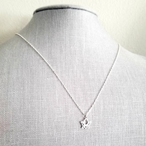 Lotus Halskette Sterling Silber Halskette .925 Blumen Charm Schmuck Geschenk für Yoga Lehrer Geburtstagsgeschenk für Frau, Freundin E. Ria Designs