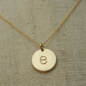 Collar con letra dorada / Collar con inicial dorada / Collar con dije de letra / Collar con dije de inicial / Letra de máquina de escribir / Chelsea / E. Ria Designs
