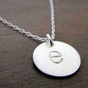 Collar con letra de plata, collar con inicial de plata, máquina de escribir en minúscula, dije de letra en plata de ley 925, collar con inicial Chelsea de E Ria