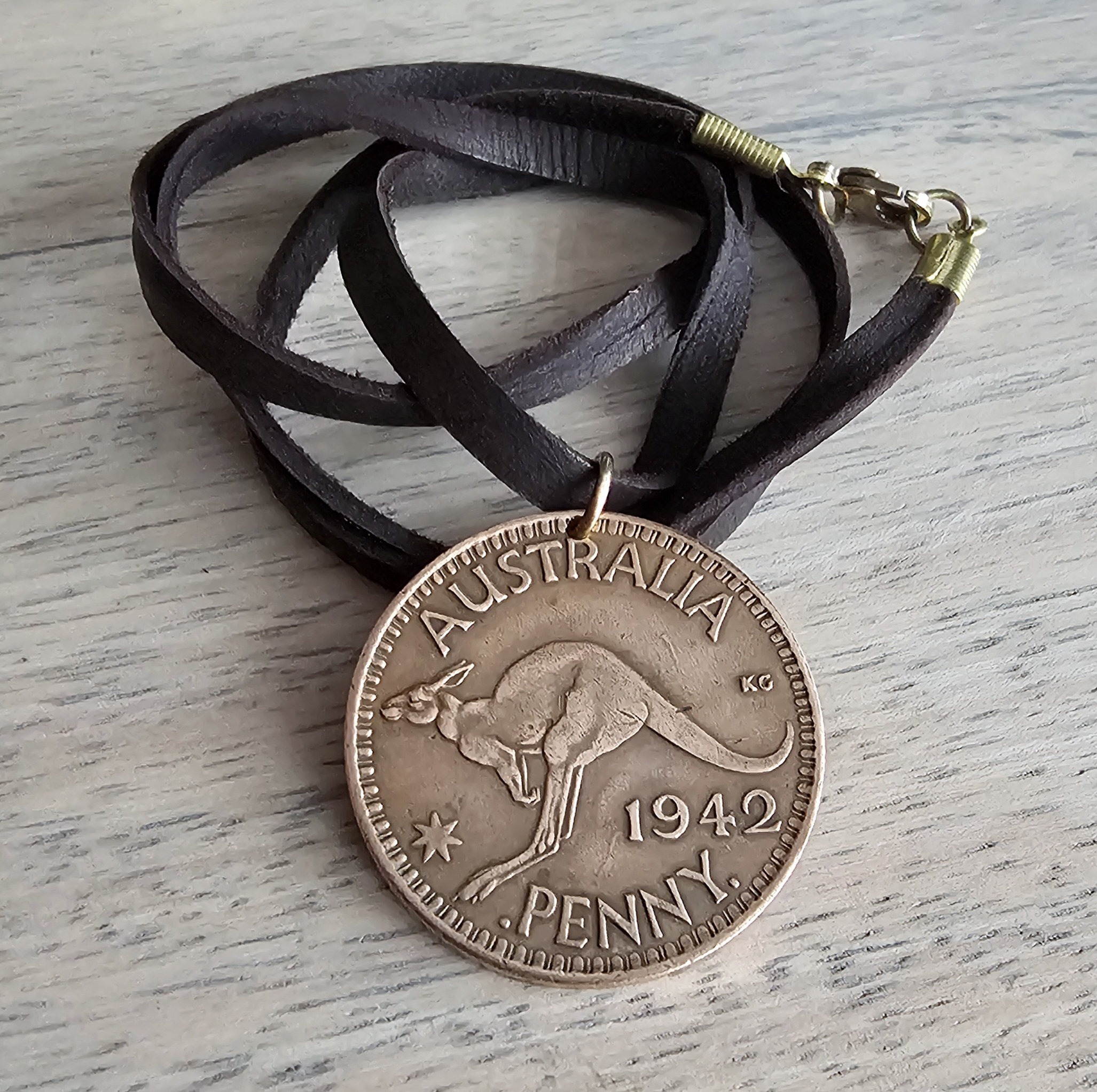 ヴィンテージ オーストラリア コインネックレス、カンガルーペニー、キングジョージ、ブラウンレザーコードチェーン、24インチ、E. Ria  Designs製、アメリカ製、ギフトボックス入り - Etsy 日本