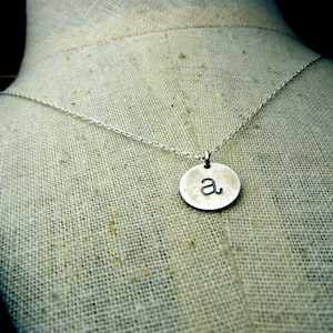 Collana con iniziale minuscola ossidata rustica, ciondolo artigianale con timbro a mano, scegli la tua finitura E. Ria Designs
