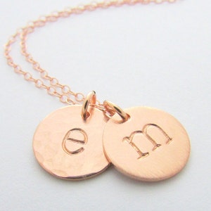 Regalo para mamá / Collar con letra de oro rosa / Collar con dije inicial de oro rosa / Dijes personalizados