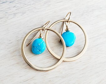 Turquoise nuggetoorbellen Doornroosje | 14K gold filled hoepels | Franse oordopjes | Gouden en turquoise sieraden | Cadeau voor vriendin