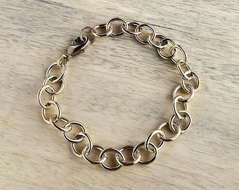 Bracciale ovale in ottone giallo, maglie in filo tondo massiccio, regolabile, con ciondolo in oro, confezione regalo, gioielli realizzati negli Stati Uniti, realizzati a mano da E. Ria Designs