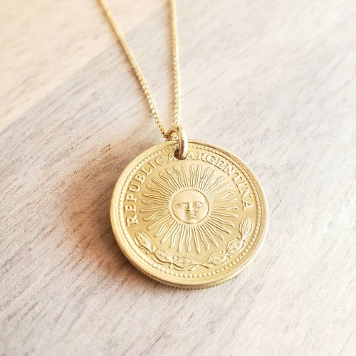 Collar con moneda de oro del Sol de Argentina de 1974, 1975 o 1976, 1 peso, chapado en oro de 12 quilates, cadena de eslabones de 45,7 cm (18 pulgadas), en caja de regalo, fabricado en EE. UU. por E. Ria Designs.