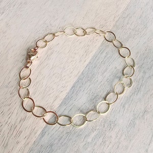Gouden ovale armband, 14 kt gold filled schakels, verstelbare gouden armband, platte draad, sieraden cadeauverpakking, gemaakt in de VS, handgemaakt door E. Ria Designs