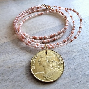 Collana con moneta francese da 20 centesimi, Marianne, catena con perline di vetro color pesca miste, chiusura riempita in oro 14 carati, confezione regalo, realizzata negli Stati Uniti E. Ria Designs