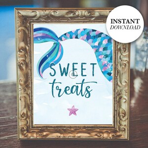 Puede incluir: Impresión enmarcada con un diseño de cola de sirena y las palabras "Sweet Treats" en purpurina turquesa. La impresión también presenta una estrella de mar rosa y el texto "Instant Download" en un círculo blanco. El marco es dorado.