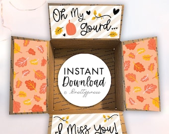 Puede incluir: Una caja de cartón abierta con decoraciones de temática otoñal. La caja presenta las frases "Oh My Gourd..." e "I Miss You!" junto con ilustraciones de calabazas y hojas. Un gráfico circular dice "INSTANT Download" y "PrettyPress".