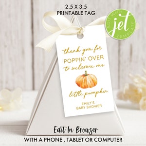 Puede incluir: Una caja de regalo blanca con una cinta crema que sostiene una etiqueta que dice "thank you for POPPIN' OVER to welcome our little pumpkin". La etiqueta presenta una calabaza de acuarela y es para el baby shower de Emily. La etiqueta mide 6,35 x 8,89 cm.