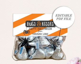 Pode incluir: Uma sacola de guloseimas com tema de Halloween com um rótulo que diz "Bugs & Kisses" e "Happy Halloween". A sacola contém Kisses da Hershey e aranhas de plástico. O rótulo tem listras diagonais laranja e brancas.