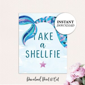 Puede incluir: Un letrero imprimible con temática de sirena en azul claro y blanco, con el texto "TAKE a SHELLFIE" en purpurina turquesa. El diseño incluye una cola de sirena y una estrella de mar. Las palabras "INSTANT DOWNLOAD" están en un círculo blanco.