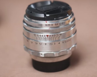 Objetivo Helios 44 legendario de 13 láminas f2/58 mm pulido. Montura del objetivo M42 plateada.