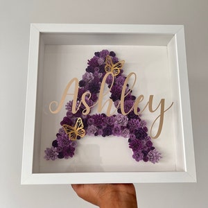 Blomram med initialer | Skugglåda | Anpassad bokstavsdekoration | Personlig present | Pappersblommor