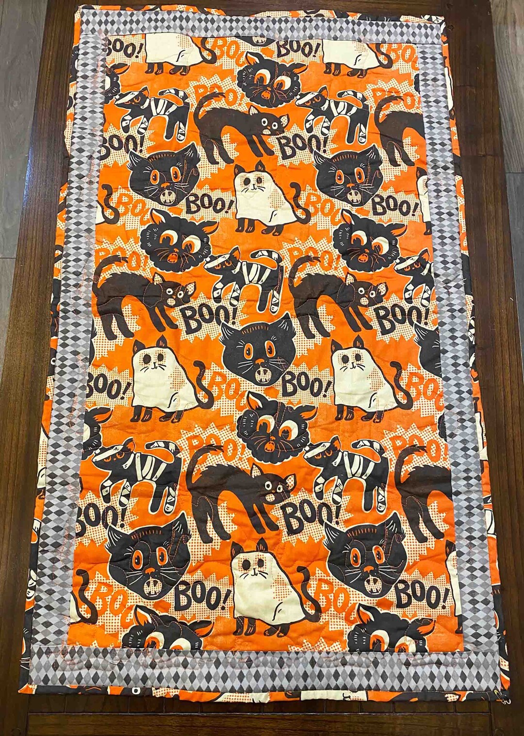 Quilted Halloween Table Runner - Scaredy Cat Retro Design - Etsy