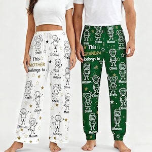 Puede incluir: Pantalones de pijama a juego, un par blanco con dibujos lineales negros y texto dorado que dice "This MOTHER belongs to" y el otro par verde con dibujos lineales blancos y texto dorado que dice "This GRANDPA belongs to".
