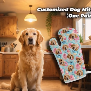 Op de afbeelding: Een golden retriever zit in een keuken naast een ovenwant voor honden. De want is lichtblauw met een patroon van hondengezichten, cupcakes en roze rozen. De tekst op de afbeelding luidt "Customized Dog Mitt (One Pair)".
