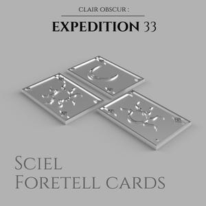 Puede incluir: Cartas Sciel Foretell de metal plateado con diseños de sol y luna. Las cartas son rectangulares con esquinas decorativas. Se muestra el texto "CLAIR OBSCUR: EXPEDITION 33" y "SCIEL FORETELL CARDS".
