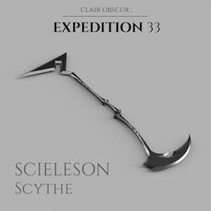 Può includere: Una falce stilizzata in metallo scuro con una lama curva e una punta triangolare. Il testo "CLAIR OBSCUR: EXPEDITION 33 SCIELSON SCYTHE" è visualizzato in un carattere serif. L'arma ha un lungo manico curvo.
