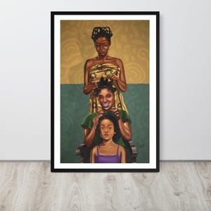 以下が含まれることがあります： 濃い茶色の肌と黒い髪の女性3世代が描かれた絵画です。真ん中の女性は、前にいる若い女の子の髪を編んでいます。一番上の女性は、真ん中の女性の髪を編んでいます。3人とも笑顔です。
