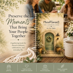 Può includere: Un libro rilegato a spirale intitolato PlanMoments The Gathering Book Our Time Together. La copertina presenta una porta verde con una ghirlanda, muri in pietra e fiori in vaso. Il testo include Preserve the Moments That Bring Your People Together e A gathering book for shared traditions, celebrations, and everyday life. Le icone in basso rappresentano riunioni, storie, foto e ricordi.