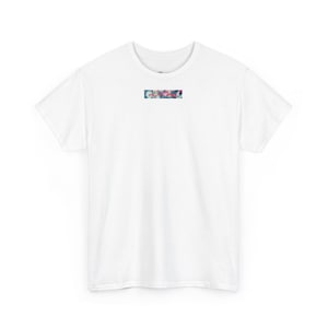 Puede incluir: Camiseta blanca con un pequeño diseño floral de colores en la parte delantera.