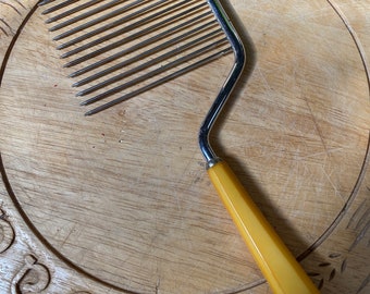 Vintage Butterscotch Bakelite cake server slicer