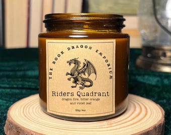 Dragonacademy Candle · Dark Romantasy Sojakerze | Drachenfeuer, Bitterorange & Violet | Bücherwurm Geschenk für Fantasy Fans