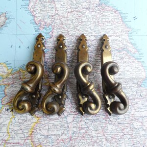 SALE 4 curvy distressed brass metal pulls w/slim trimplates 画像 1