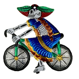 Día de Muertos Catrina en Bicicleta, Adorno de Estaño Perforado a Mano, Arte Popular Mexicano, Día de Los Muertos